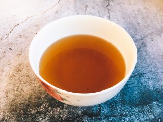 10、海鲜卤面,另外泡发香菇的水一定要保留，过滤杂质后备用。 香菇被称为天然的味精，香菇水能起到提鲜增香的作用。