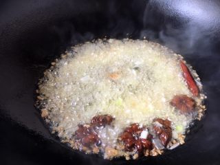 12、海鲜卤面,当八角煸出香味时依次放入姜米、蒜片葱花、辣椒爆香。