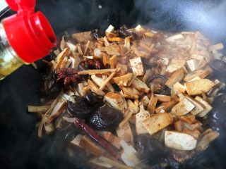 16、海鲜卤面,倒入120ml的酱油，翻炒均匀。