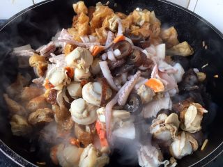 17、海鲜卤面,放入其它所有食材翻炒均匀。炒虾仁暂时先放入了一半，先用一半的虾仁焅出鲜味，然后到最后再放入另外一半的炒虾仁，为的是吃虾仁软嫩的口感。