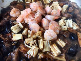 21、海鲜卤面,40分钟后放入另外一半的炒虾仁和腐竹，把它们煮开即可。