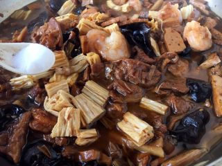 22、海鲜卤面,此时放入适量的盐调味，盐放的可稍微多点，卤味咸点拌面更好吃。另外此时可用适量的老抽调色。