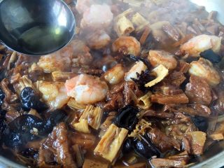 23、海鲜卤面,打三鲜卤最重要的小细节是最后要淋入1勺的花椒油提味增鲜。