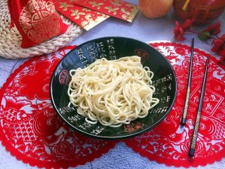 27、海鲜卤面,将煮好的适量的面条放在大碗里。