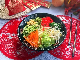 28、海鲜卤面,放入适量的菜码。