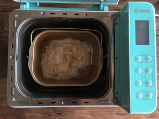 1、红糖蔓越莓吐司,将面包材料全部放入面包机中，启动标准面包菜单开始揉面。