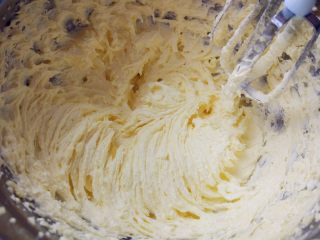 2、创意火柴饼干,用电动打蛋器打至蓬松羽毛状