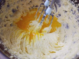 3、创意火柴饼干,逐次加入一个鸡蛋