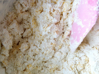 5、创意火柴饼干,筛入低筋粉，拌匀，揉成团