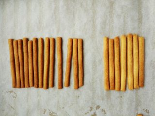 9、创意火柴饼干,入预热好的烤箱中层，上下火150度烤10分钟左右，取出稍晾凉。具体时间和温度要根据不同烤箱实际炉温，酌情增减