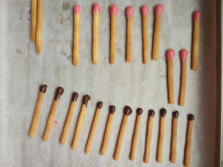 10、创意火柴饼干, 用饼干头稍蘸一下融化的巧克力，放在油纸上