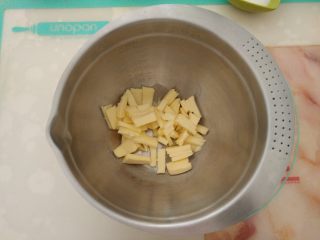 2、酸奶芝士派,黄油切成小块充分软化。
