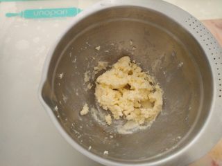 3、酸奶芝士派,加入糖粉打发至颜色变浅体积略膨胀。