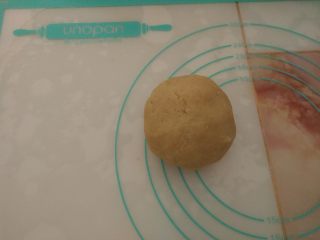 7、酸奶芝士派,再用手捏成团，包上保鲜膜入冰箱冷藏至少1小时。