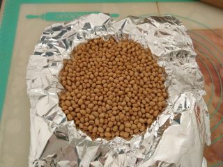 10、酸奶芝士派,放上锡纸或烤纸，上面放满黄豆或者重石。