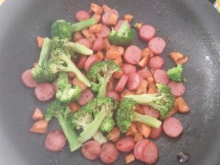 13、酸奶芝士派,平底锅里倒入少许橄榄油，先加入切碎胡萝卜炒软，再放入切成块的脆皮肠、适量盐和黑胡椒碎炒匀离火。加入焯好水的西兰花拌一下。