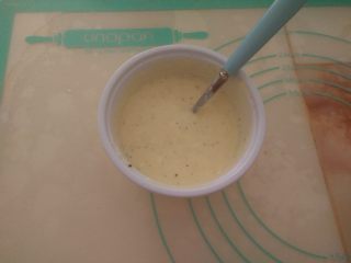 14、酸奶芝士派,将酸奶和鸡蛋放入碗里搅拌均匀，加入适量盐和黑胡椒碎再次拌匀。