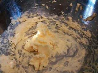 2、#曲奇菜谱秀#葱香曲奇,黄油用电动打蛋器慢速打发，