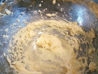 4、#曲奇菜谱秀#葱香曲奇,黄油颜色变浅，体积膨大时，加入色拉油；