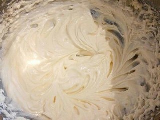 5、#曲奇菜谱秀#葱香曲奇, 中速搅打，待油充分与黄油混合好后，加入清水，搅拌成乳状就可以，