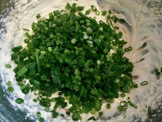 6、#曲奇菜谱秀#葱香曲奇,加入切碎的葱花，