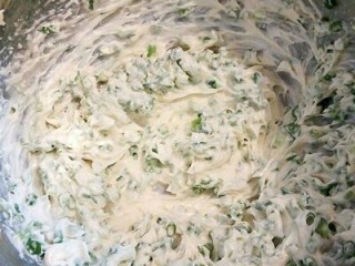 7、#曲奇菜谱秀#葱香曲奇,用电动打蛋器搅拌几下就可以