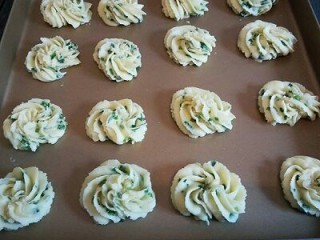 11、#曲奇菜谱秀#葱香曲奇,挤入不粘烤盘（不是不粘烤盘，就垫油纸)