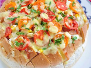 10、披萨派对面包,表面撒少许香菜碎，会显得更漂亮。