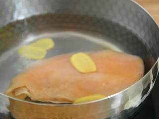 3、凉拌鸡丝—夏天就爱吃点清淡爽口的,鸡胸肉冷水入锅，放入姜片、淋上料酒，大火烧开煮6分钟。