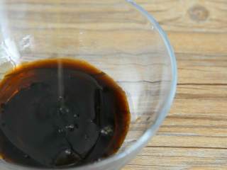 5、凉拌鸡丝—夏天就爱吃点清淡爽口的,碗中加入1勺盐、2勺生抽、1勺醋、1勺香油备用。