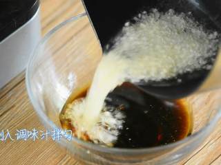 7、凉拌鸡丝—夏天就爱吃点清淡爽口的,倒入调味汁拌匀。