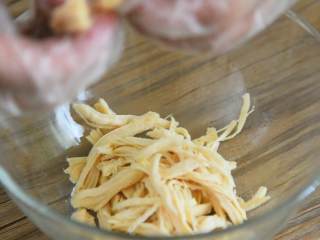 8、凉拌鸡丝—夏天就爱吃点清淡爽口的,鸡胸肉撕成丝。