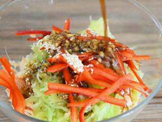 10、凉拌鸡丝—夏天就爱吃点清淡爽口的,鸡丝、莴笋丝、红椒丝、白芝麻与调味汁混合拌匀即可。