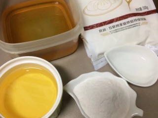 1、金秋玫瑰五仁月饼,首先来做月饼皮,称好中筋面粉,碱水,吉士粉,玉米油,转化糖浆