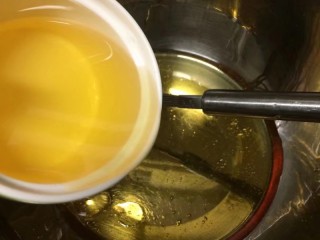 2、金秋玫瑰五仁月饼,加入转化糖浆与玉米油,碱水混合搅拌均匀