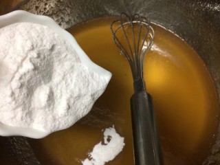 3、金秋玫瑰五仁月饼,然后加入吉士粉搅拌均匀