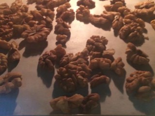 9、金秋玫瑰五仁月饼,核桃仁如果不是熟的,就放入烤箱烤熟,烤到核桃皮看着有一点冒油就可以了 再烤就过火了