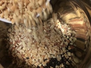 11、金秋玫瑰五仁月饼,加入切碎的大杏仁和熟花生碎块