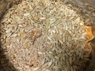 13、金秋玫瑰五仁月饼,加入熟瓜子仁,瓜子仁我买回来是烘烤熟的,但是烘烤的不太熟,吃起来不香,所以我又放入烤箱烘烤一遍