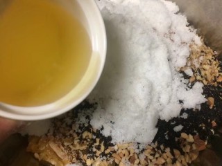 14、金秋玫瑰五仁月饼,加入白糖,再加入玉米油,这个甜度我觉得刚刚好,不是特别的甜腻,喜欢特别甜的你也可以再多加一点糖