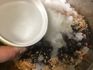 16、金秋玫瑰五仁月饼,加入170g清水