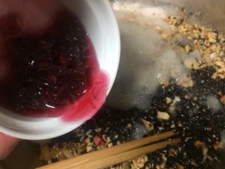 17、金秋玫瑰五仁月饼,加入玫瑰糖20g,这个特别提味,很不错,反正是自己喜欢什么就加什么