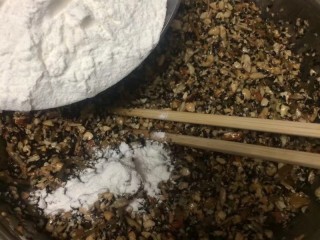 18、金秋玫瑰五仁月饼,最后拌匀后加入熟糕粉