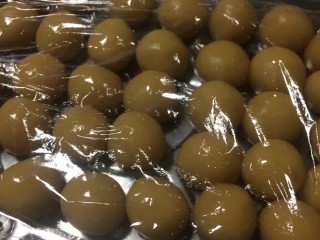 20、金秋玫瑰五仁月饼,醒好的月饼皮面团,分成15g一个剂子一共41个,用保鲜膜盖住