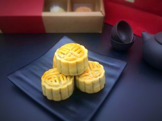 30、金秋玫瑰五仁月饼,美味的月饼就烤好了,这是刚烤出后拍的照片,放置三天以后颜色更黄,皮更软好看一些。