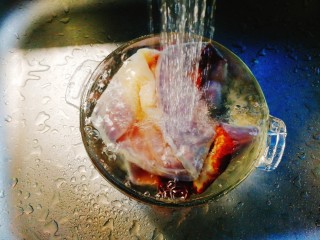 2、夏天必备+凉拌海蜇皮,用流动水冲洗干净