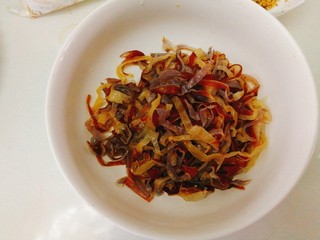 11、夏天必备+凉拌海蜇皮,海蜇皮放入一个大碗里
