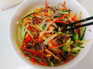 13、夏天必备+凉拌海蜇皮,用筷子充分搅拌均匀