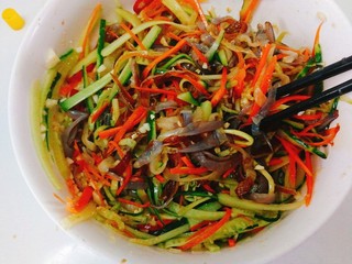 15、夏天必备+凉拌海蜇皮,搅拌均匀