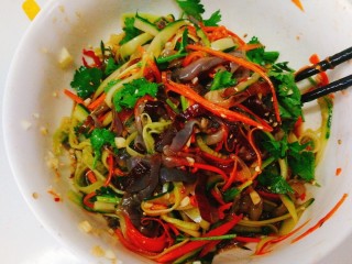 20、夏天必备+凉拌海蜇皮,搅拌均匀，包上保鲜膜腌15分钟，这样更入味